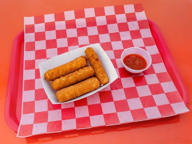 Mozzarella Sticks (4 Pc).