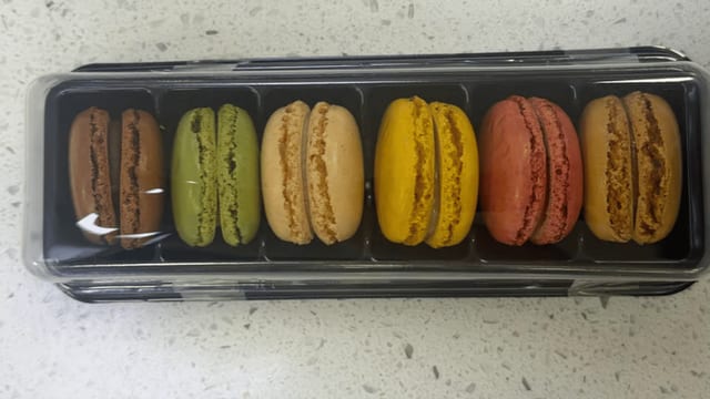 6 Pieces French Macarons.